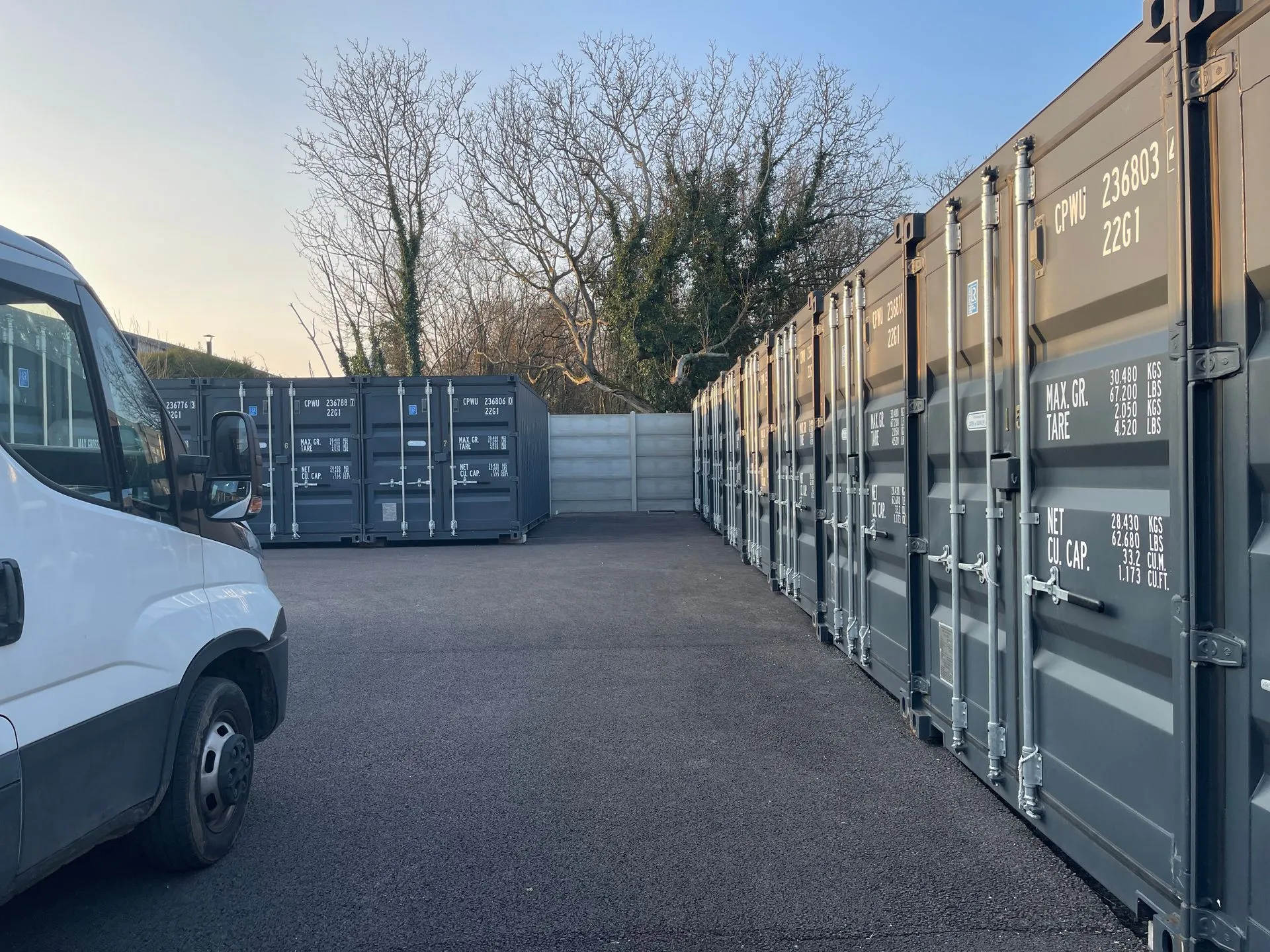 Cour de containers accessible en véhicule