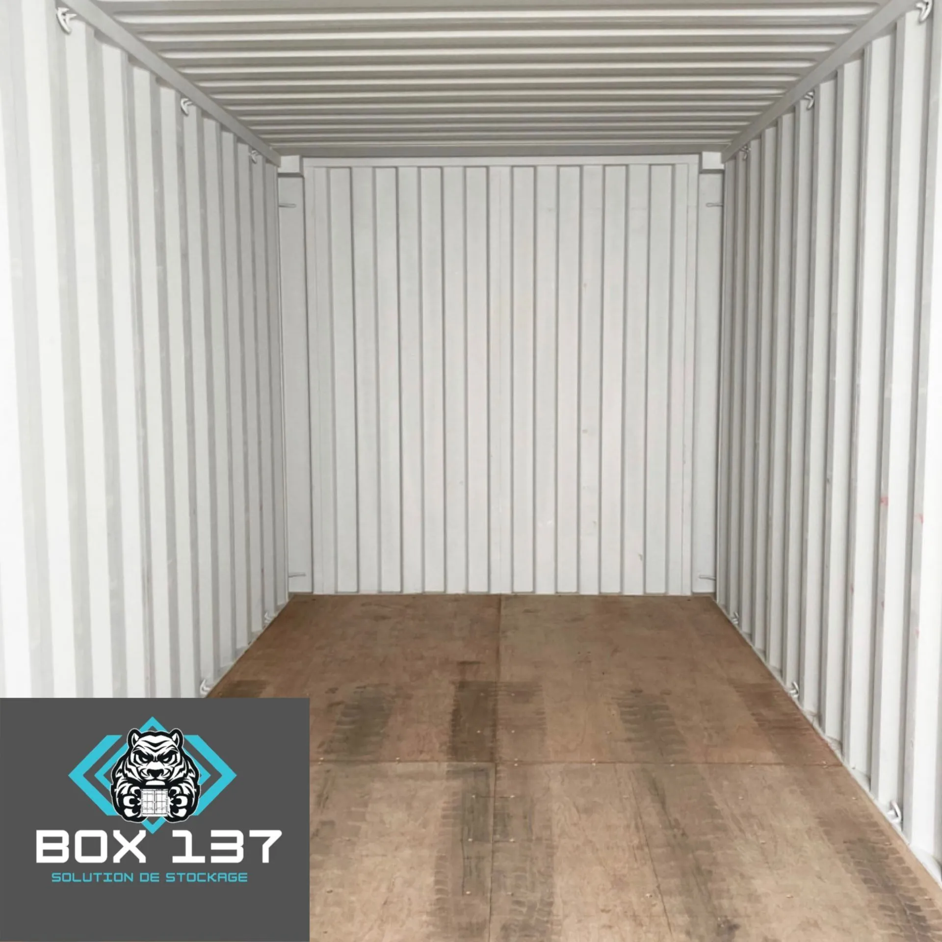 Intérieur d'un container de stockage neuf BOX 137