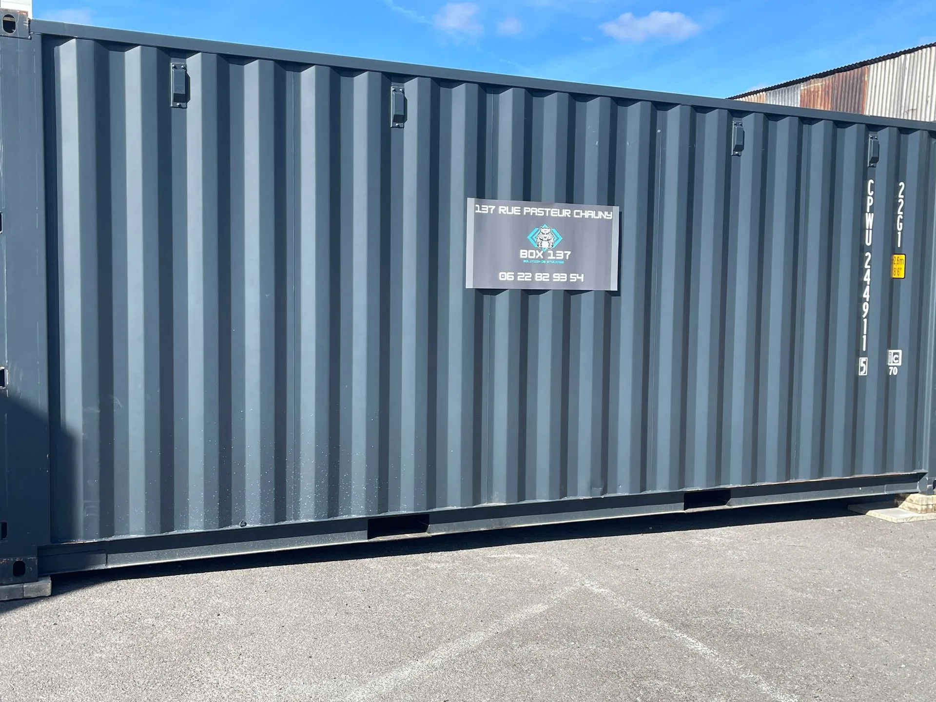 Container avec l'enseigne BOX 137 rue Pasteur à Chauny