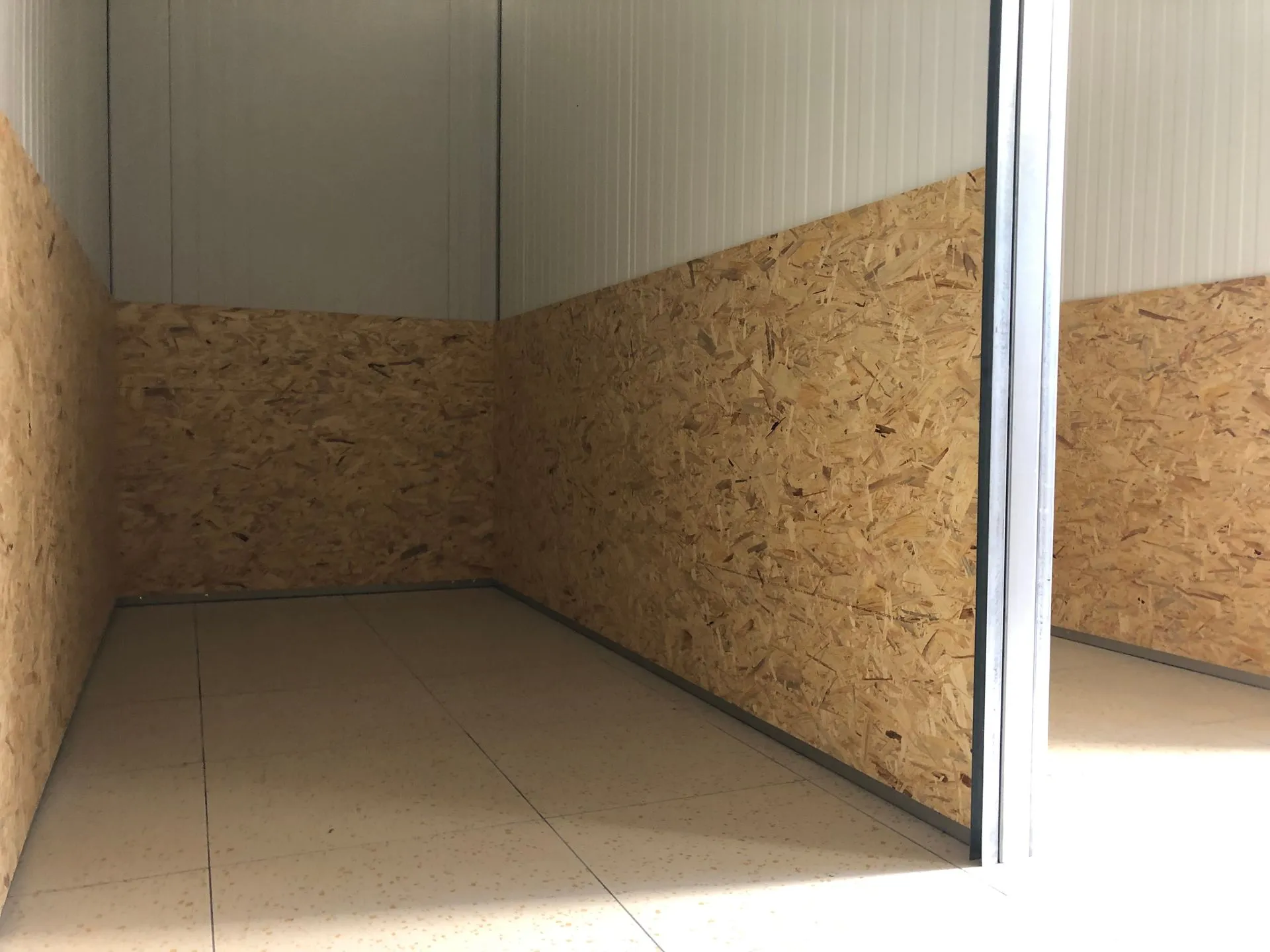 Intérieur d'un box de stockage BOX 137, propre et sec