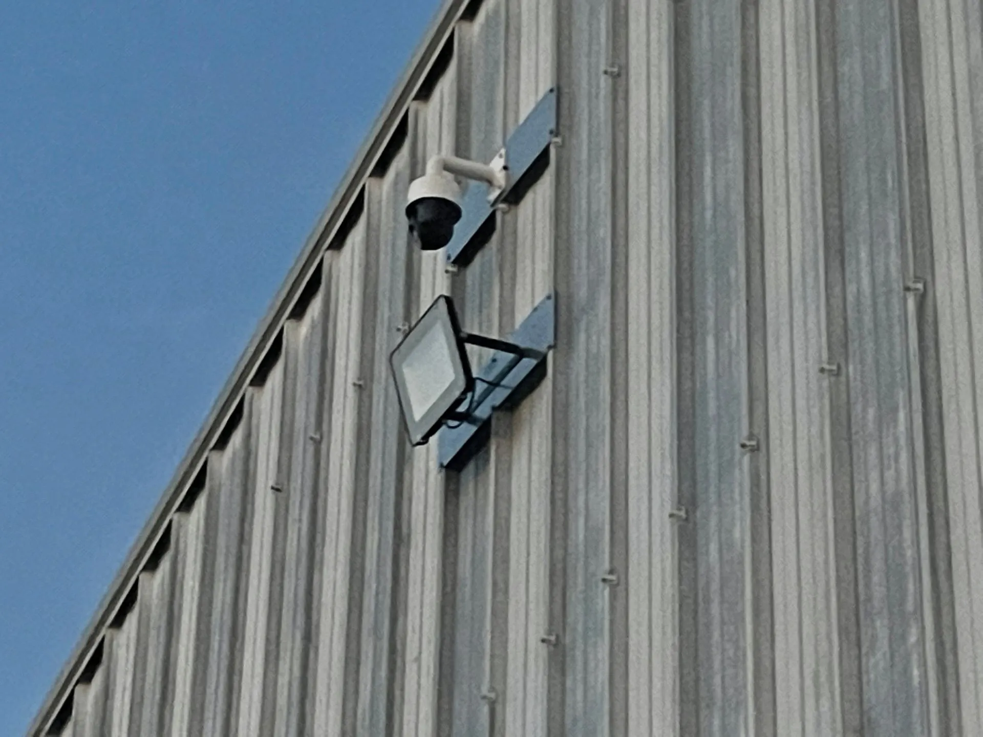 Caméra de vidéosurveillance et éclairage du site BOX 137