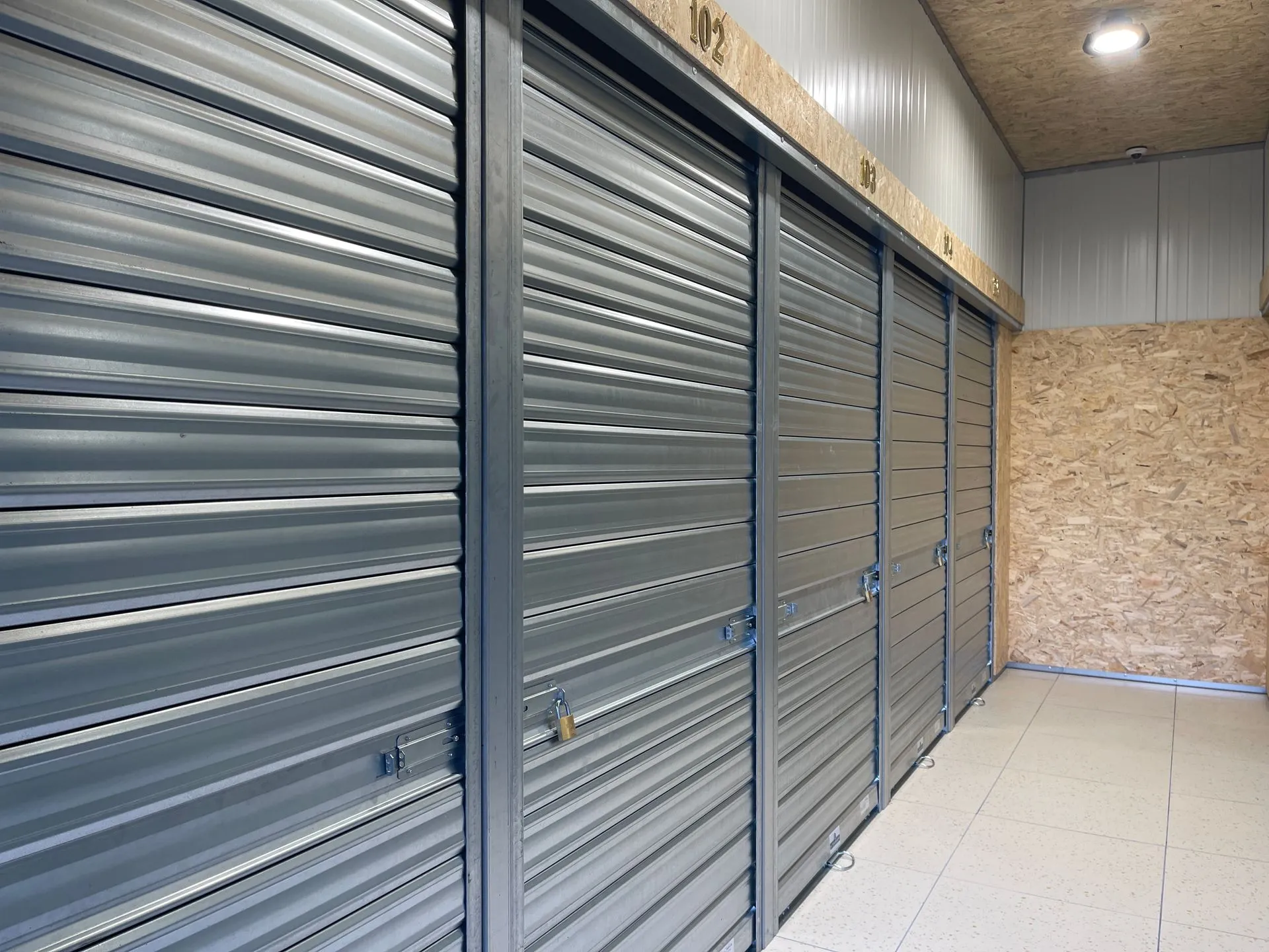 Couloir intérieur avec box fermés et cadenassés