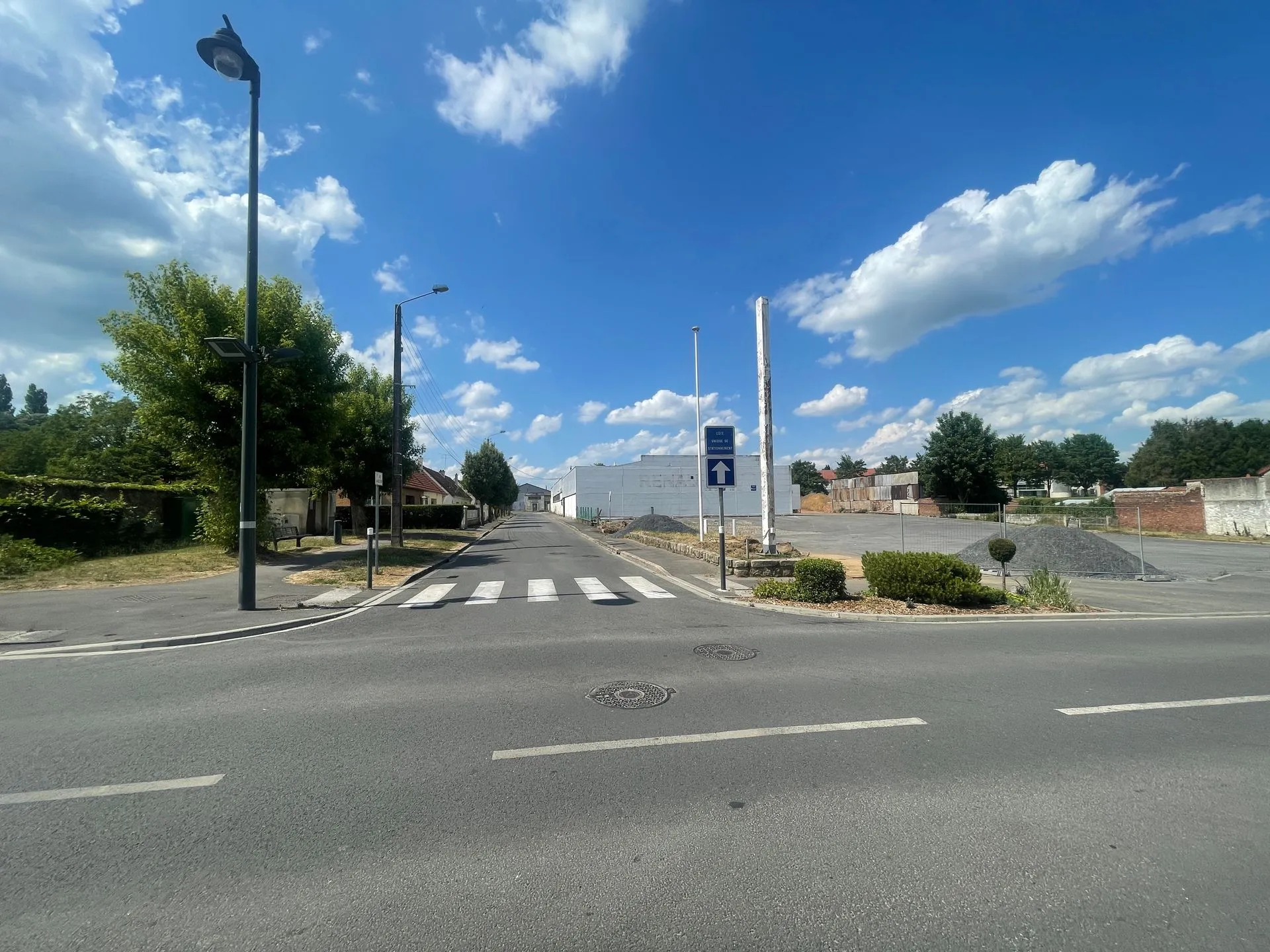 Carrefour menant au centre de stockage BOX 137