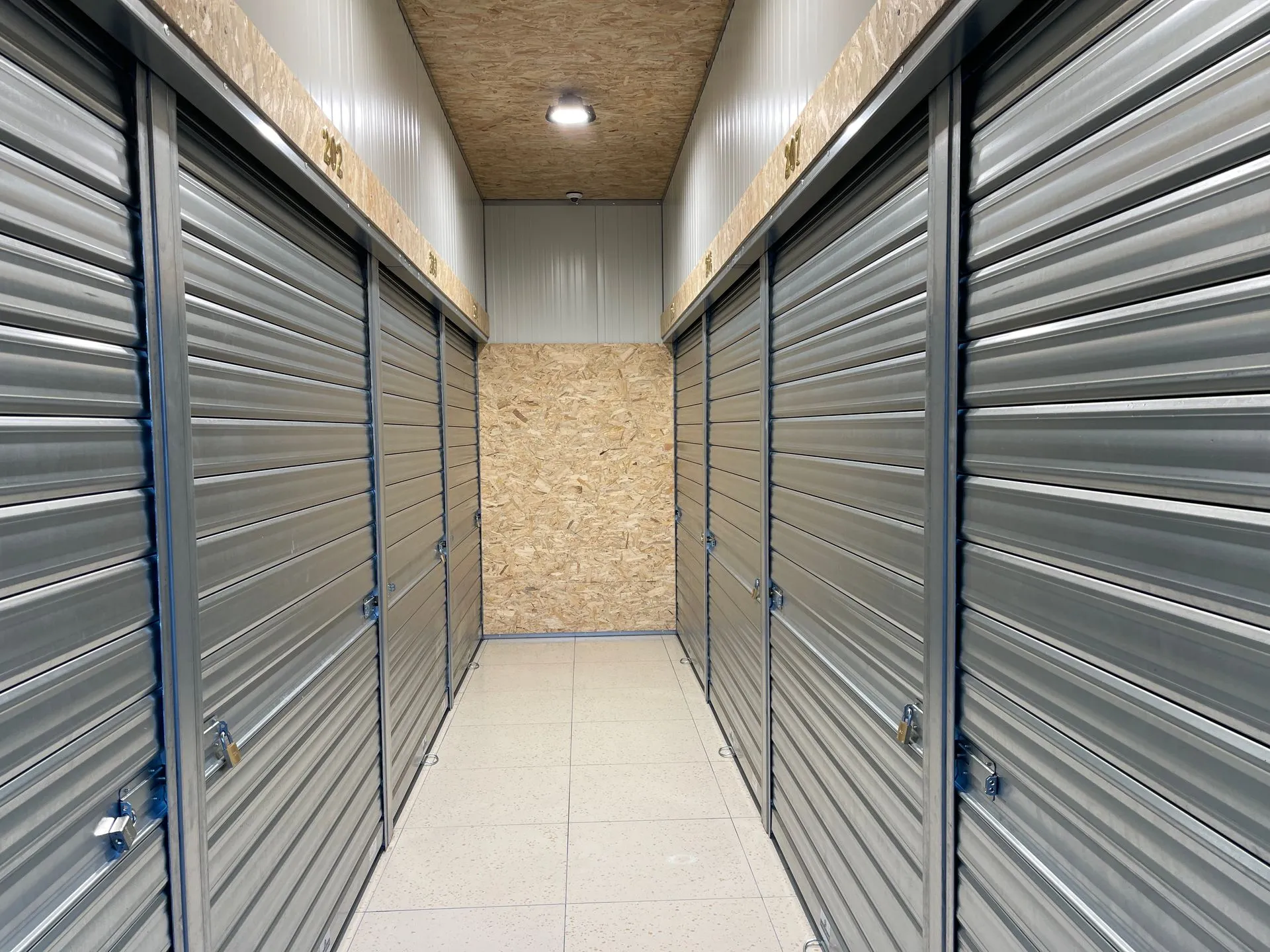 Couloir central desservant les box intérieurs