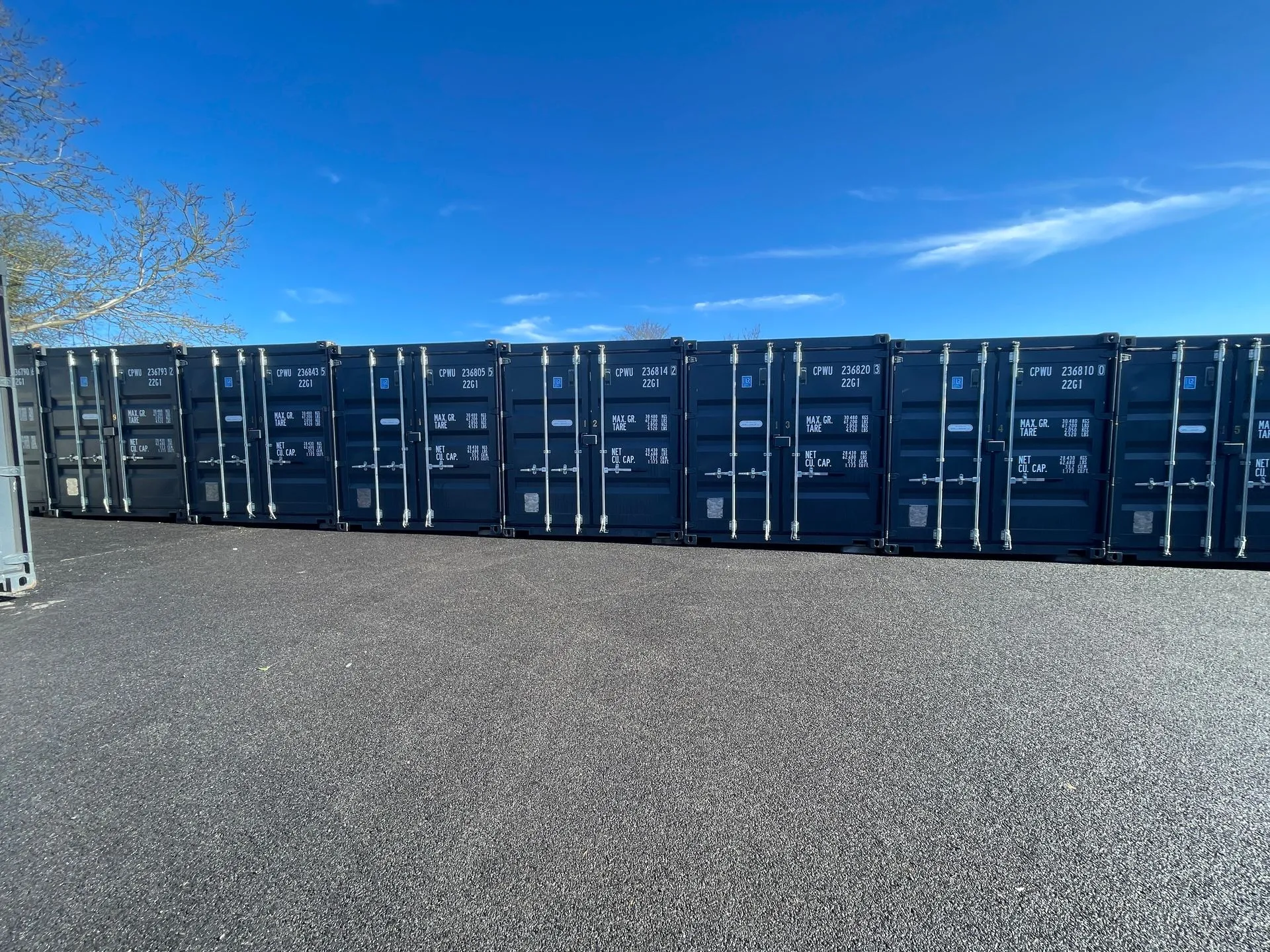 Rangée de containers de stockage sous le ciel bleu