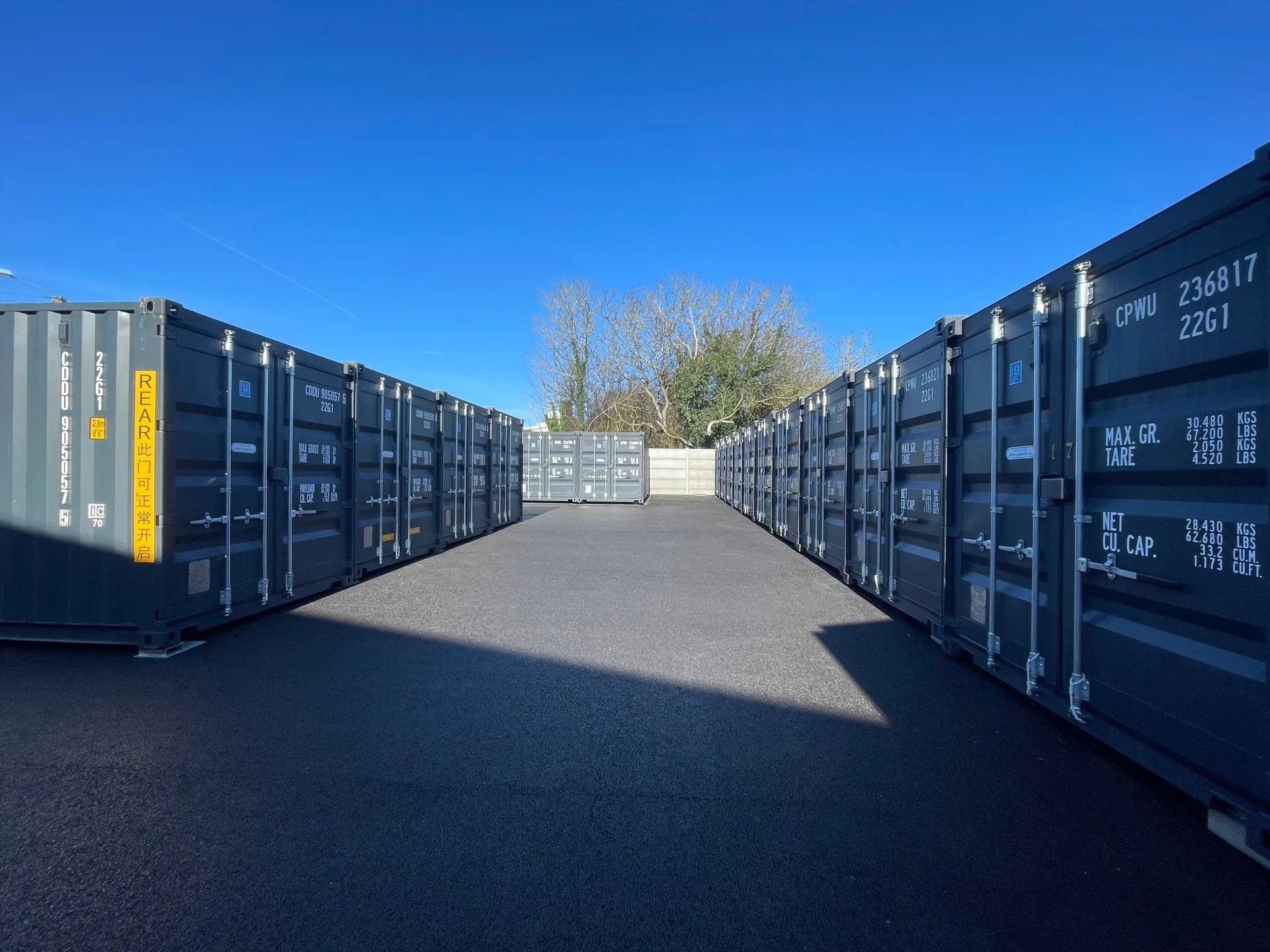 Allée de containers de stockage du centre BOX 137 à Chauny